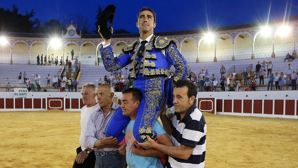 El Fandi en su salida a hombros en la plaza de toros de Antequera