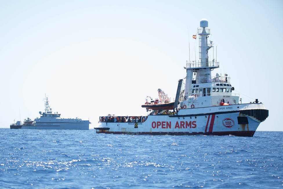 España insiste en su oferta de puerto al Open Arms pero la ONG lo ve incomprensible estando a 800 metros de Lampedusa