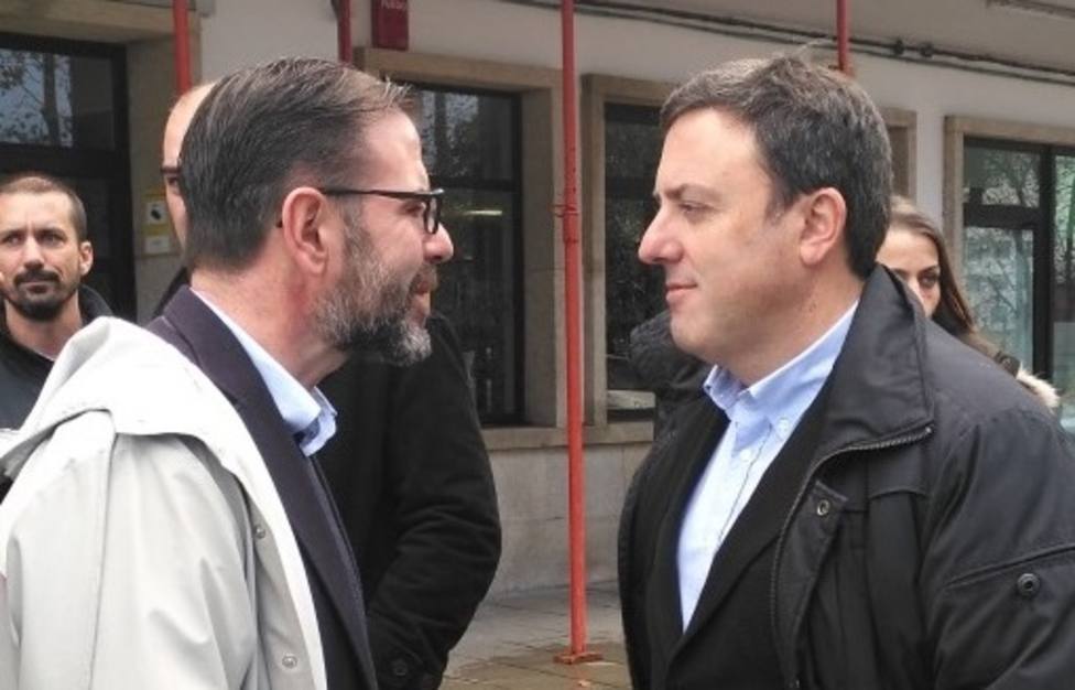El alcalde de Ferrol, Ángel Mato, conversa con Valentín González, secretario xeral del PSdG en A Coruña