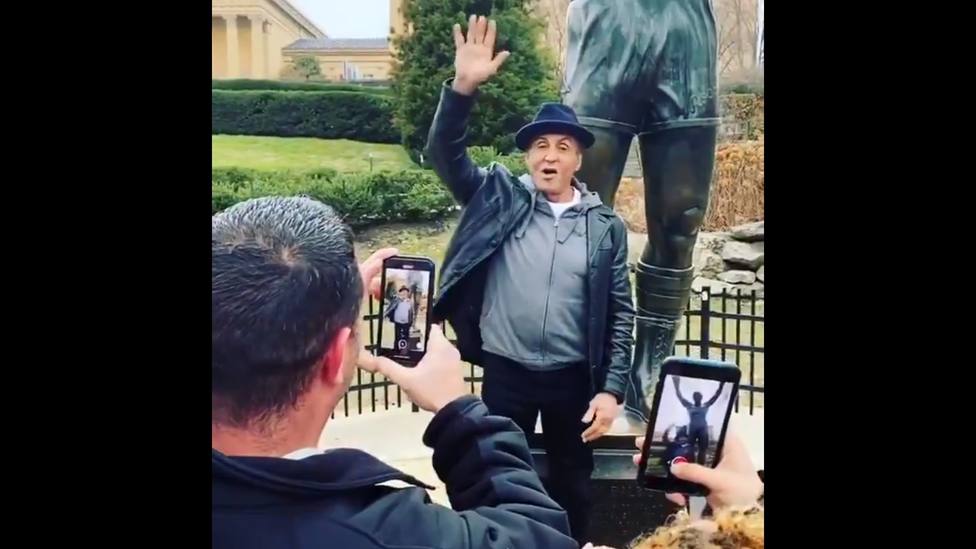 Esto es lo que pasa cuando Silvester Stallone visita la estatua de Rocky Balboa