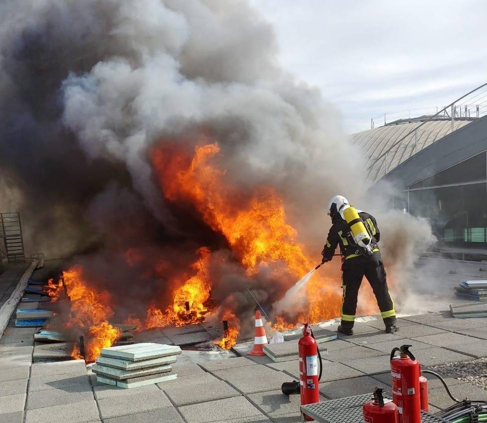 El incendio de la cubierta del aeropuerto de Alicante-Elche afecta a una zona de tela asfáltica
