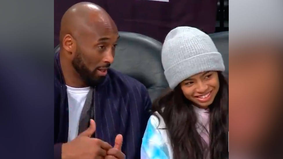 Kobe Bryant, junto a su hija Gigi, en un partido de baloncesto, días antes del accidente
