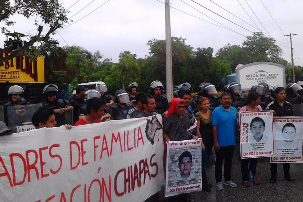 Familiares de los 43 normalistas de Ayotzinapa denuncian la represión de la Policía durante una protesta