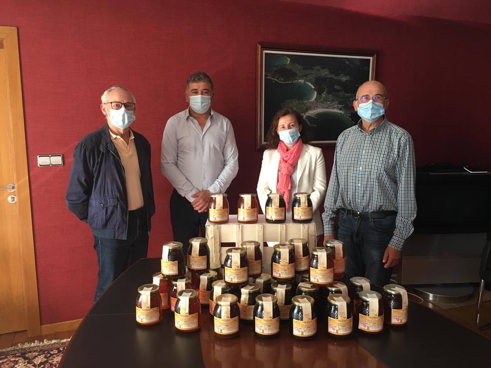 La miel será entregada a vecinos de Oritigueira en situación de vulnerabilidad. FOTO: Concello Ortigueira