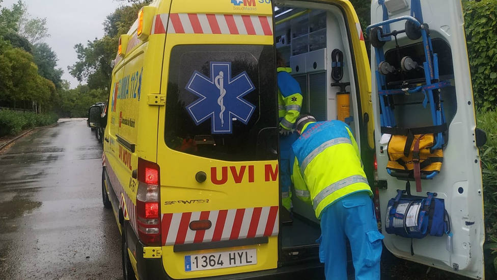 Una ambulancia del Summa 112 de MAdrid atiende al herido por el rayo en Torrelodones