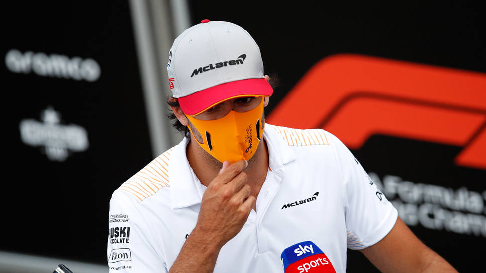 Carlos Sainz, ante la prensa, durante los entrenamientos del Gran Premio de España. EFE