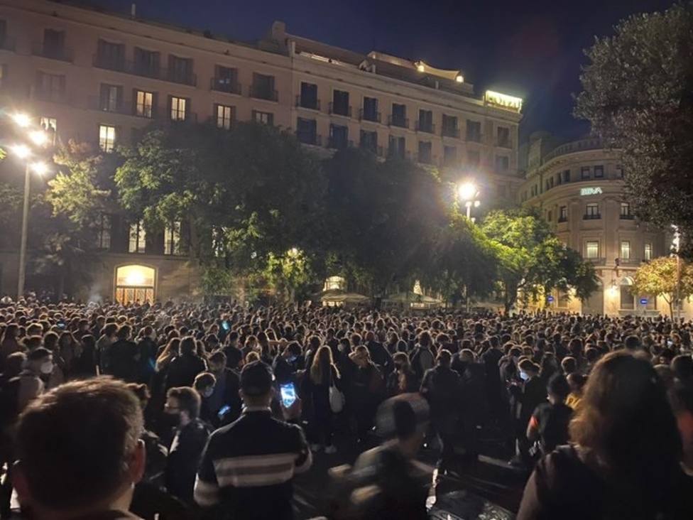 Unas 800 personas protestan en Barcelona contra los desahucios durante la pandemia