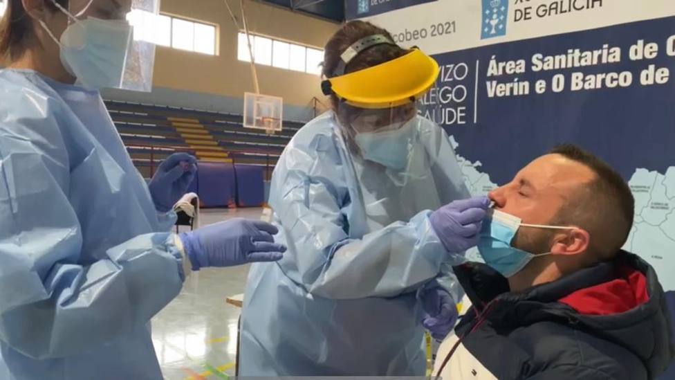 Personal sanitario realizando la prueba PCR en el pabellón de Xinzo de Limia