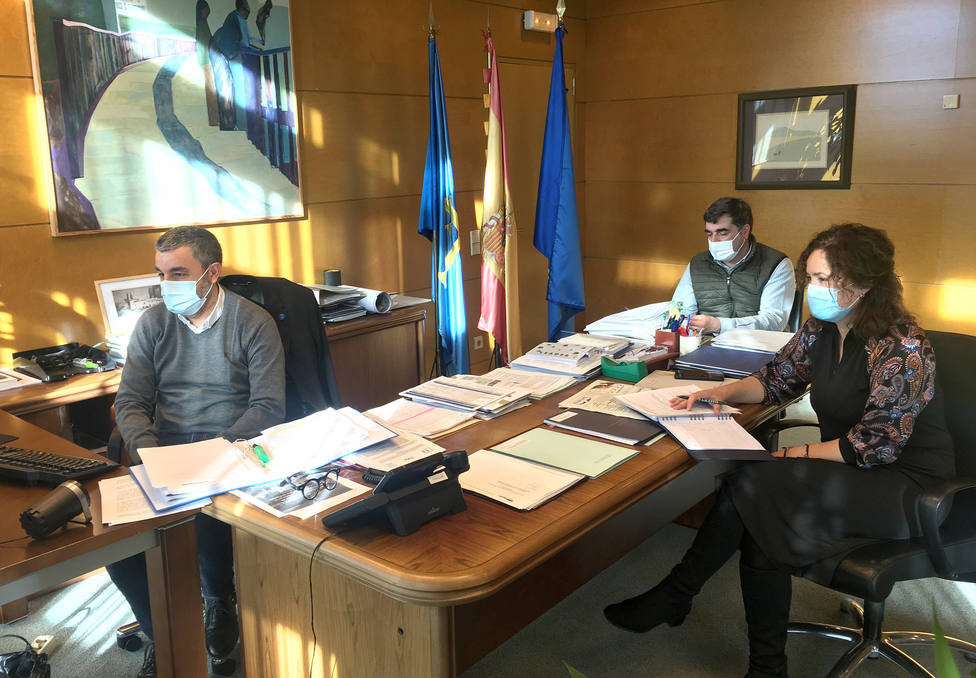 Foto reunión del Consejero de Medio Rural (IGP Miel de Asturias)