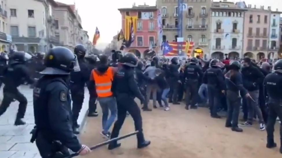 Los Mossos no detienen a nadie tras la agresión a miembros de Vox en Vic (Barcelona)