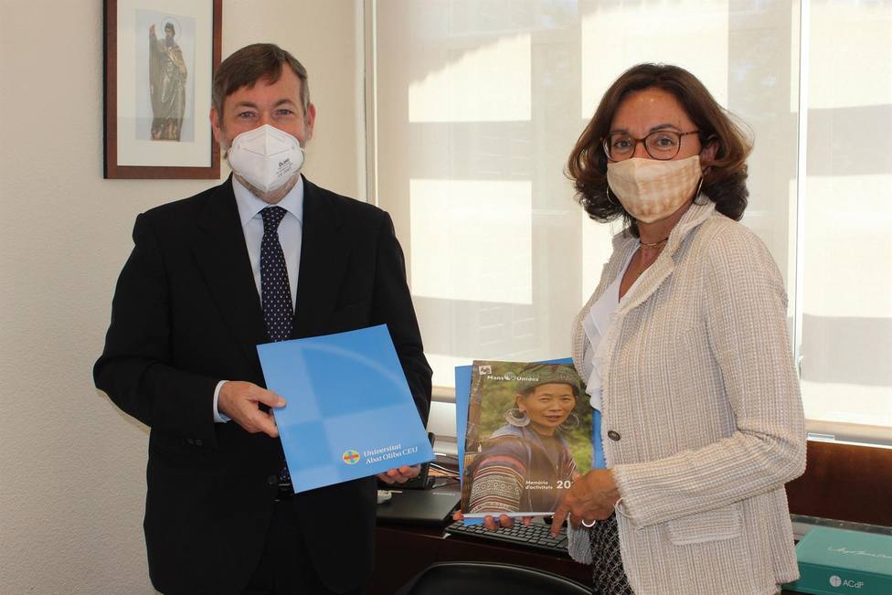 El convenio se ha formalizado mediante la firma de Mireia Angerri y Rafael Rodríguez-Ponga - UAO CEU