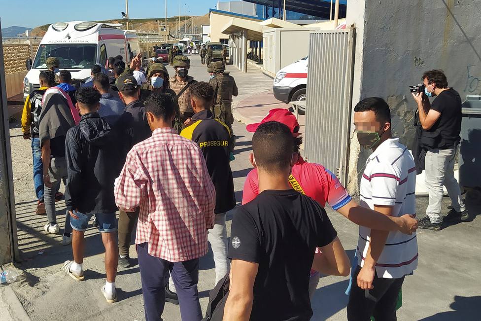 Jovenes marroquíes devueltos a su país tras entrar en Ceuta