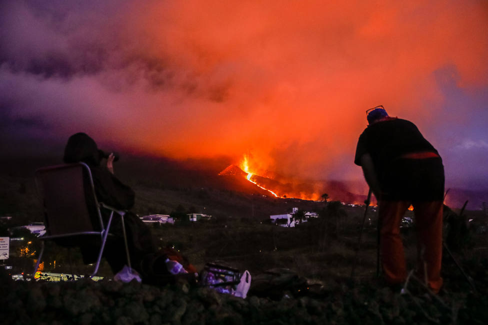 Confinan varios barrios de Tazacorte ante la posible llegada de la lava al mar en La Palma