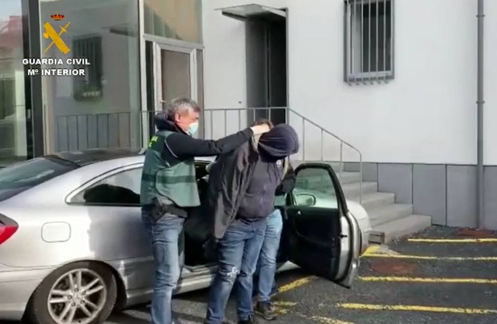 El detenido a su llegada al cuartel de la Guardia Civil de Ferrol - FOTO: Guardia Civil