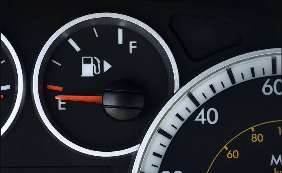 DGT: El verdadero motivo por el que hay una flecha junto al símbolo de la  gasolina del coche - Sociedad - COPE