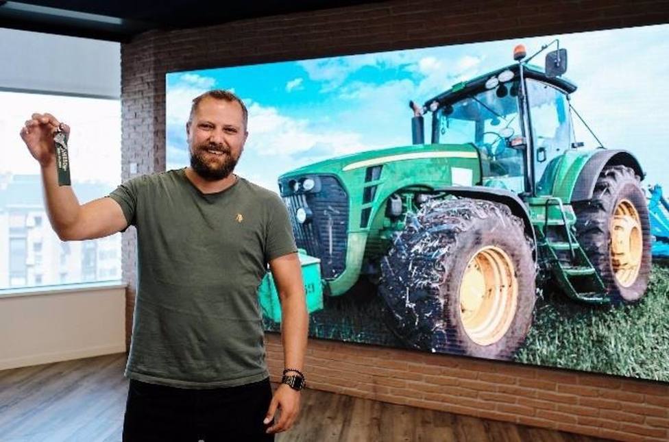 La marca irlandesa Jameson regala un tractor a un agricultor de La Carlota gracias a un tuit viral