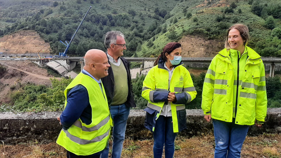 La subdelegada del Gobierno en Lugo, Isabel Rodríguez, supervisa el desmontaje en el viaducto de O Castro
