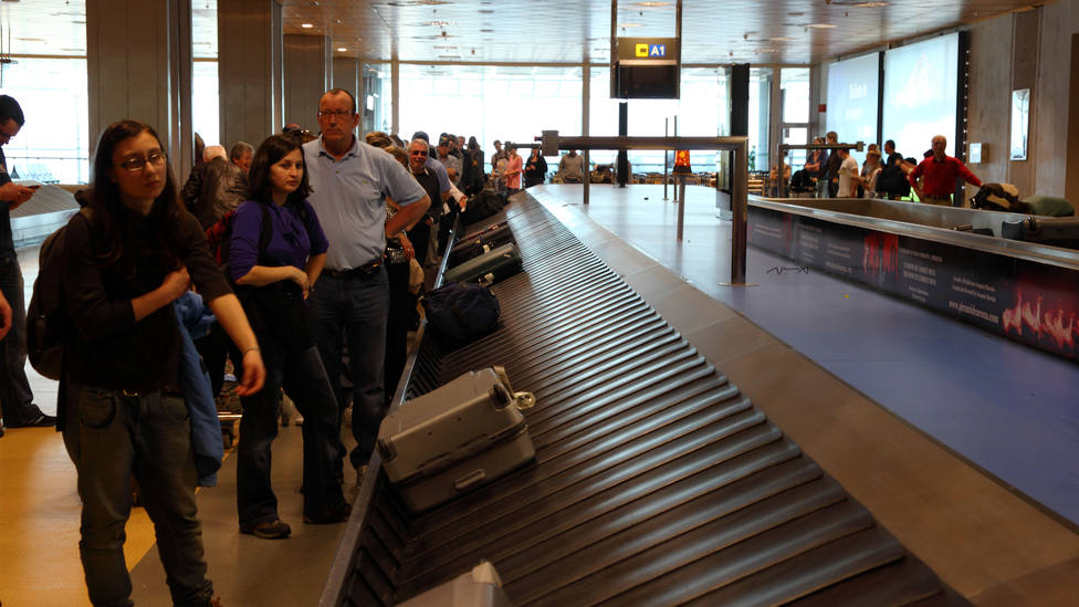 Pasajeros esperando a su maleta en el aeropuerto de Tenerife