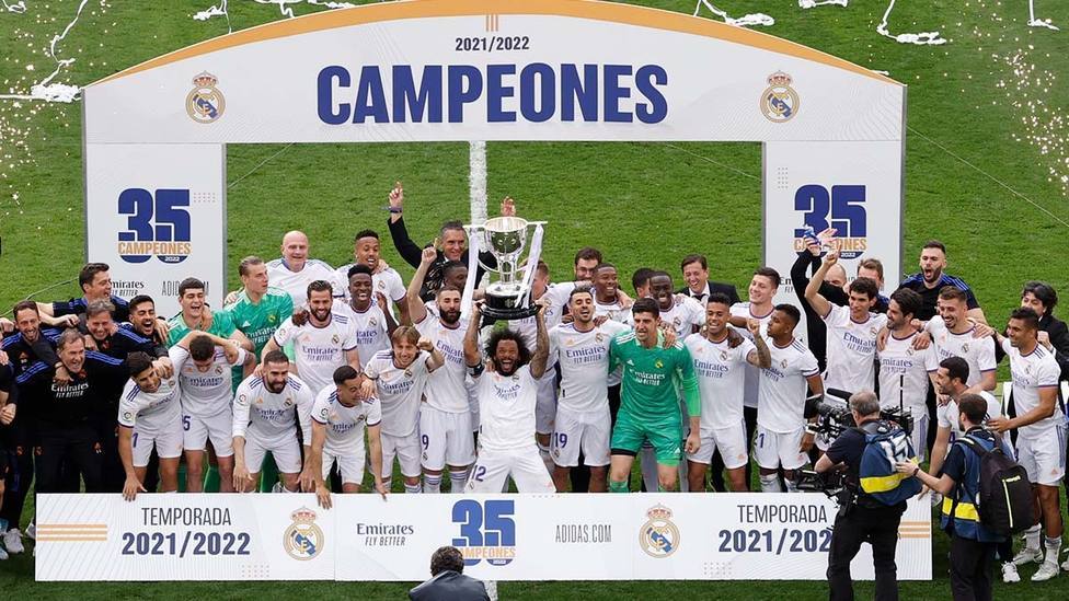 Los jugadores del Real Madrid levantando la anterior copa de LaLiga