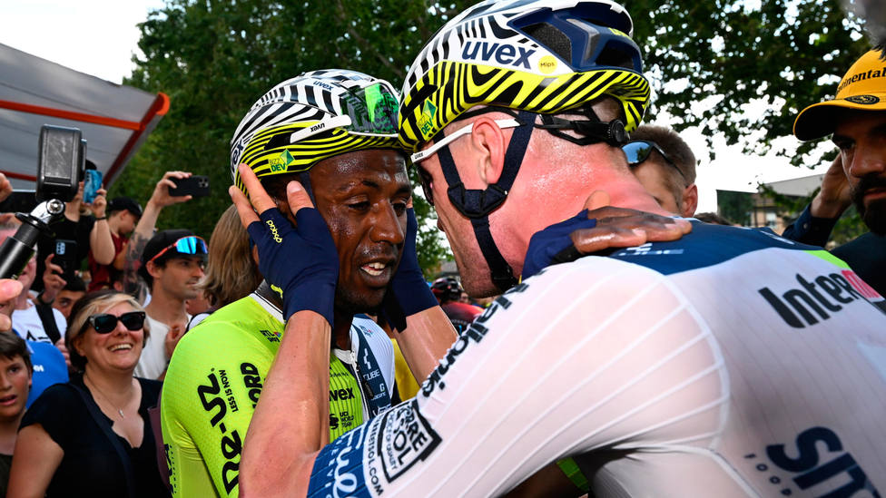 Biniam Girmay recibe una felicitación tras finalizar la tercera etapa del Tour de Francia. EFE