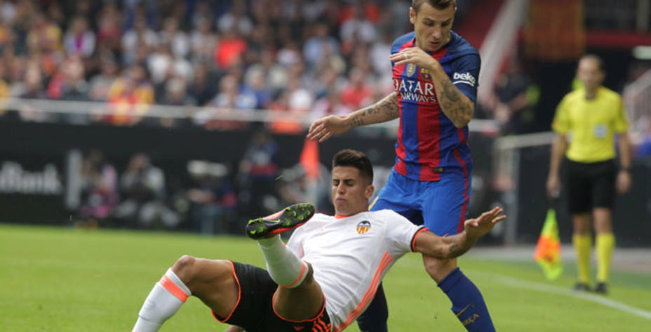 Cancelo durante el encuentro contra el Barcelona (Reuters)