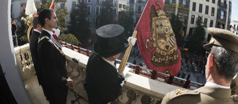 El acto de la tremolación del Estandarte Real desde el balcón principal del Ayuntamiento de Granada. EFE