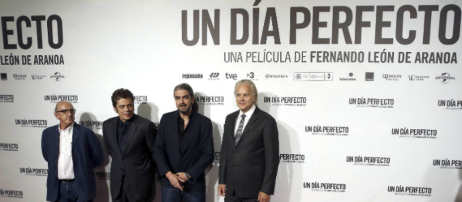 Fernando León de Aranoa (2d), junto a los actores Benicio del Toro (2i) y Tim Robbins (d) y al productor Jaume Roures. EFE