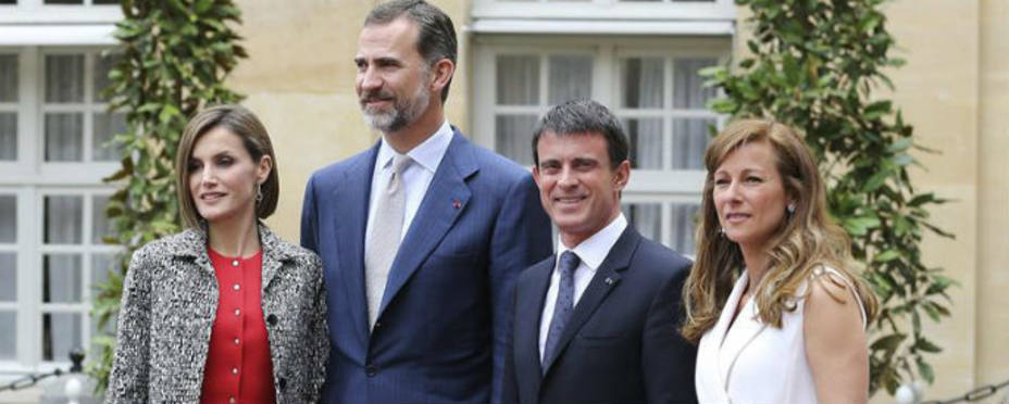 Los reyes Felipe y Letizia a su llegada al almuerzo ofrecido por el primer ministro francés, Manuel Valls y su esposa, Anna Gravoin. EFE