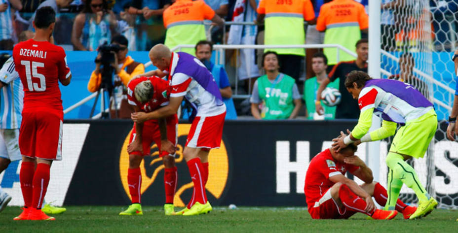 Los jugadores suizos, abatidos tras la eliminación ante los argentinos (Reuters)
