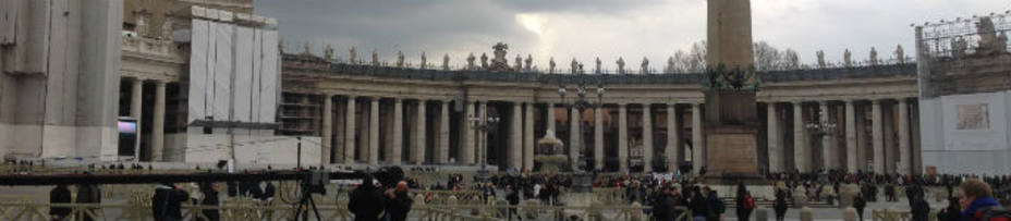 La plaza de San Pedro acoge el último Ángelus del Papa. A.R.