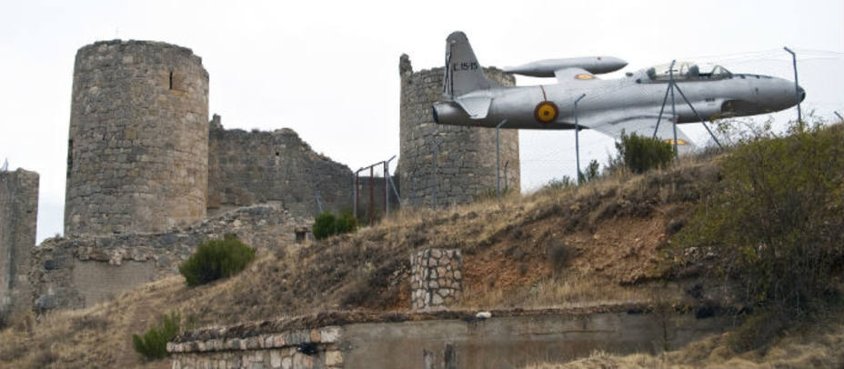 Homenaje del Ejército del Aire a Diego Marín frente al castillo de Coruña del Conde