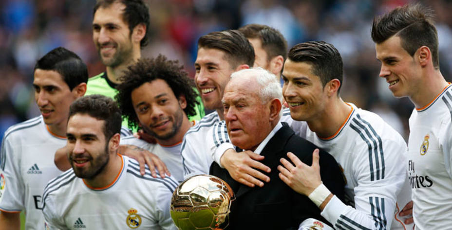 El Real Madrid posa con el Balón de Oro de Cristiano Ronaldo (Reuters)