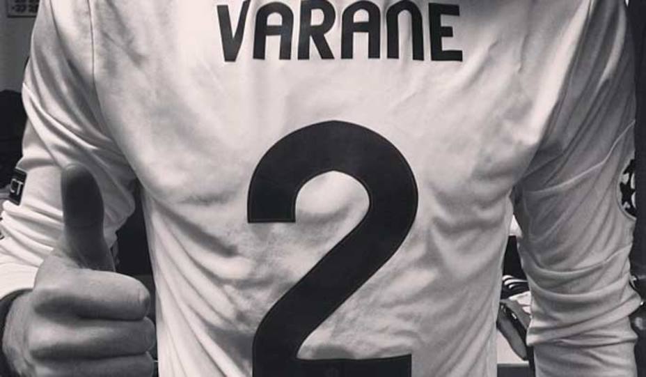 Casillas se enfunda del revés la camiseta de Varane