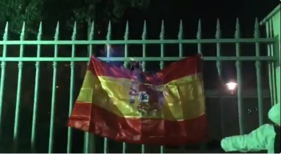 Una bandera de España ardiendon quemada por Arran.