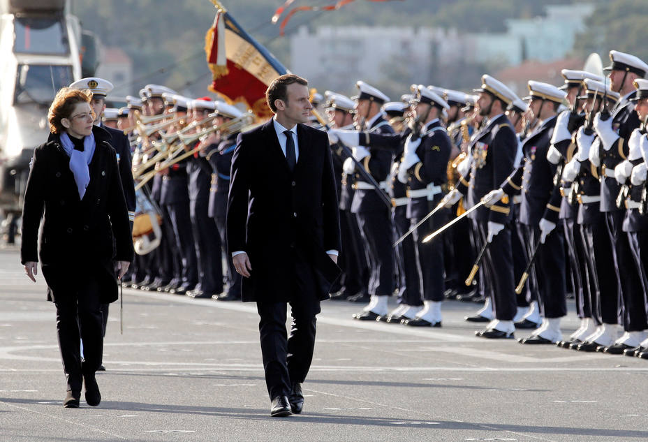 Emmanuel Macron y la Ministra de Defensa francesa pasan revista a las tropas