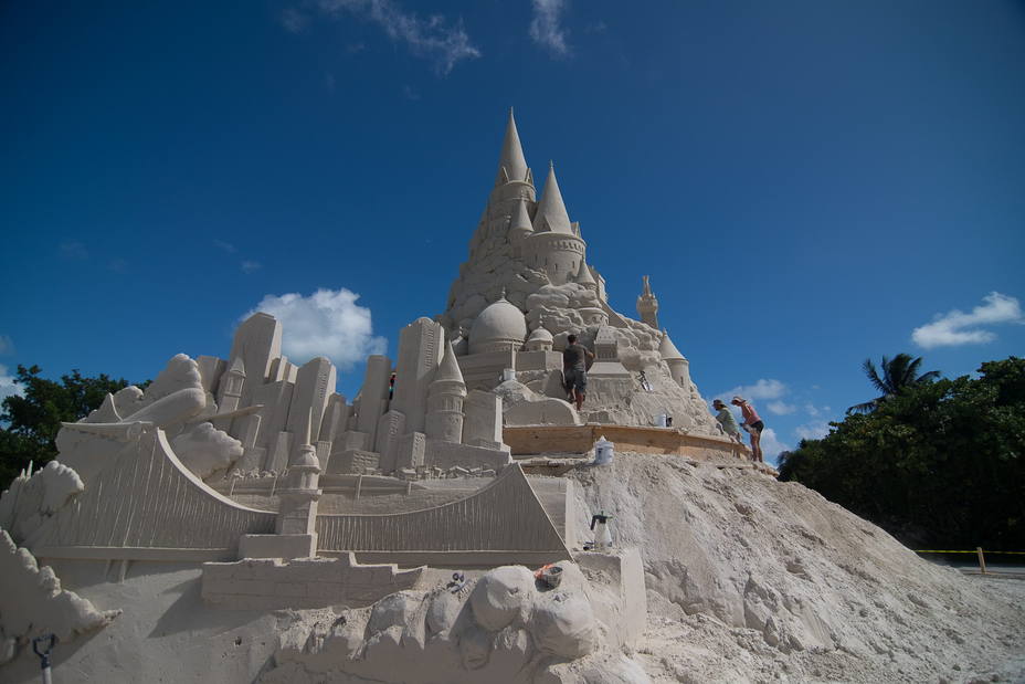 Clava un rastrillo a un turista por destrozarle el castillo de arena que había creado