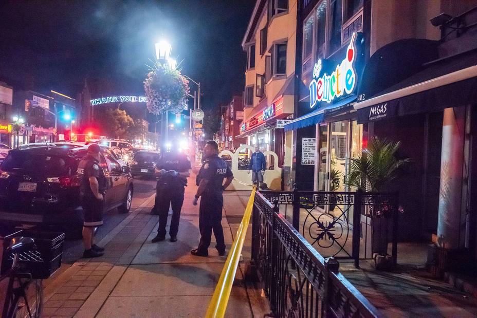 Dos muertos y trece heridos en un tiroteo multitudinario en Toronto