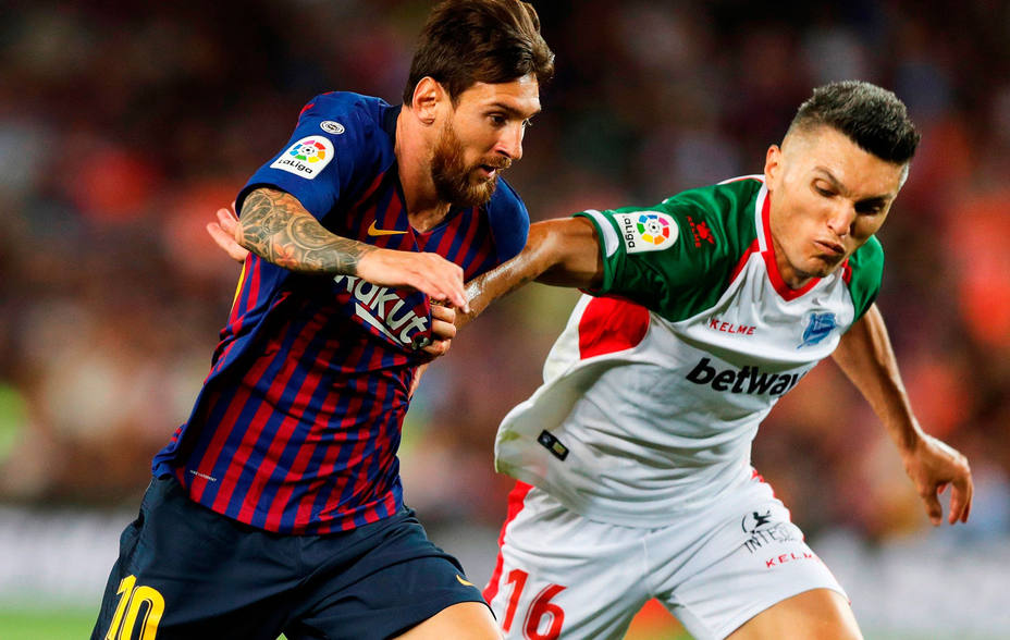Messi conduce un balón ante Torres (EFE)