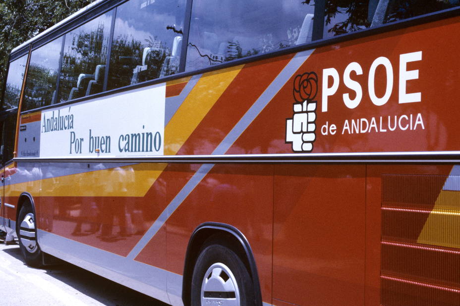 Un autobús electoral del PSOE en las elecciones de 1996