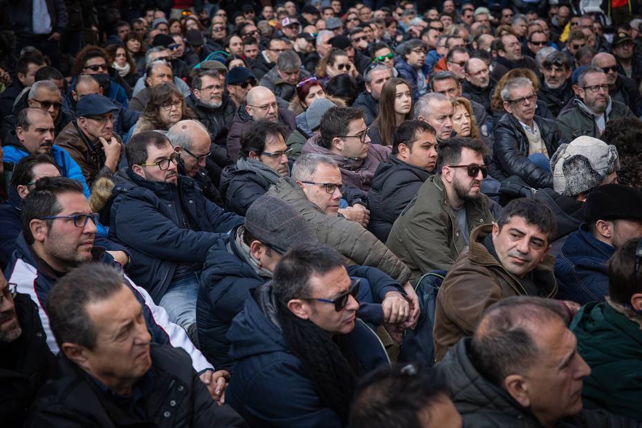 AV.- Los taxistas en huelga se reunirán con altos cargos de la Generalitat y el AMB esta tarde