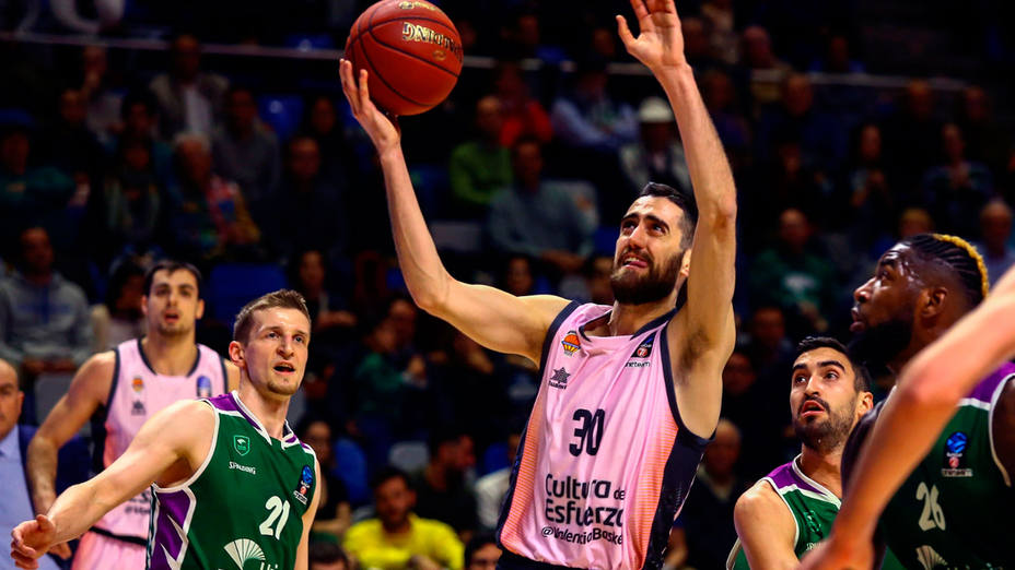 Joan Sastre, del Valencia Basket, entra a canasta ante varios rivales del Unicaja. EFE