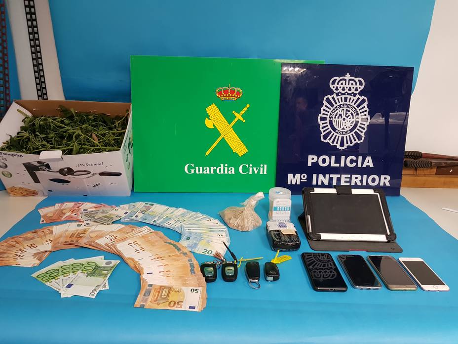 Material incautado procedente del tráfico de drogas en un registro en Vilanova de Arousa
