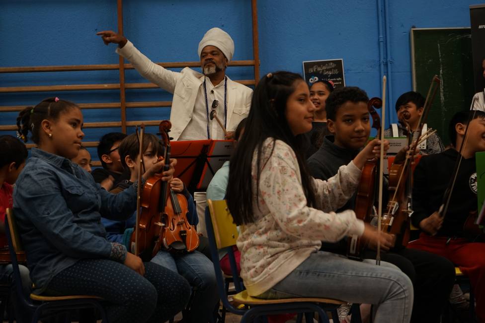 Carlinhos Brown reivindica el poder de cohesión de la música bailando en un multirracial colegio madrileño
