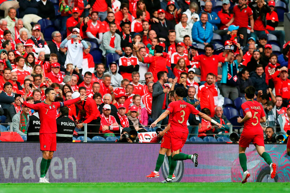 Cristiano Ronaldo celebra uno de los goles de Portugal (EFE)