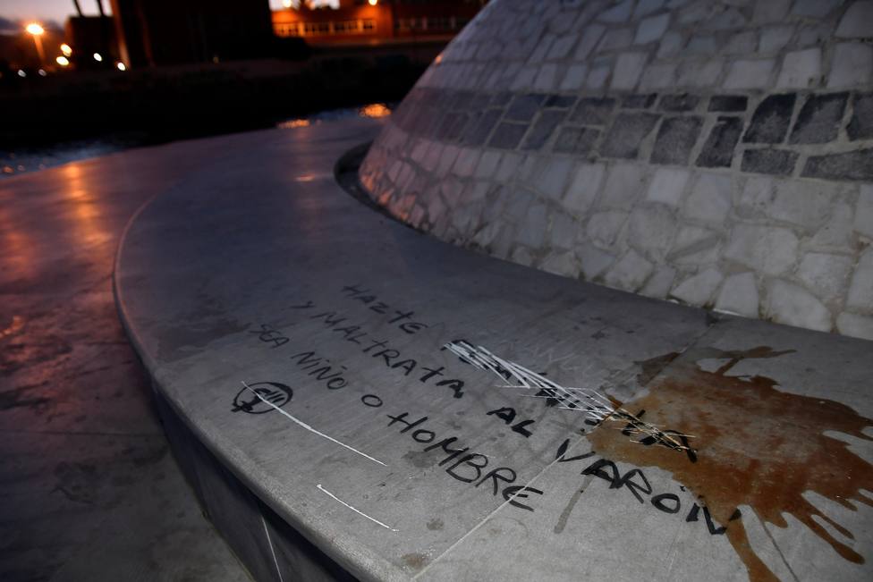 Aparecen pintadas en el monumento dedicado al niño Gabriel Cruz: “Maltrata al varón”