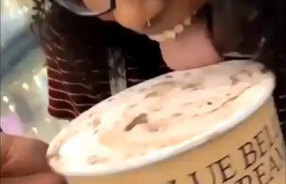 Buscan a la mujer que chupó un helado en una tienda y lo devolvió a la nevera