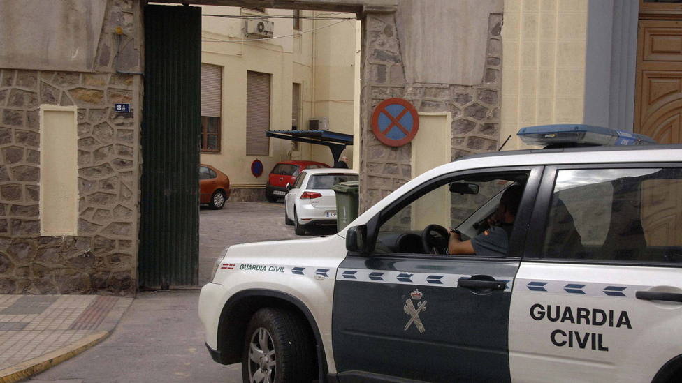 Un guardia civil herido de una pedrada en la cabeza en Huelva