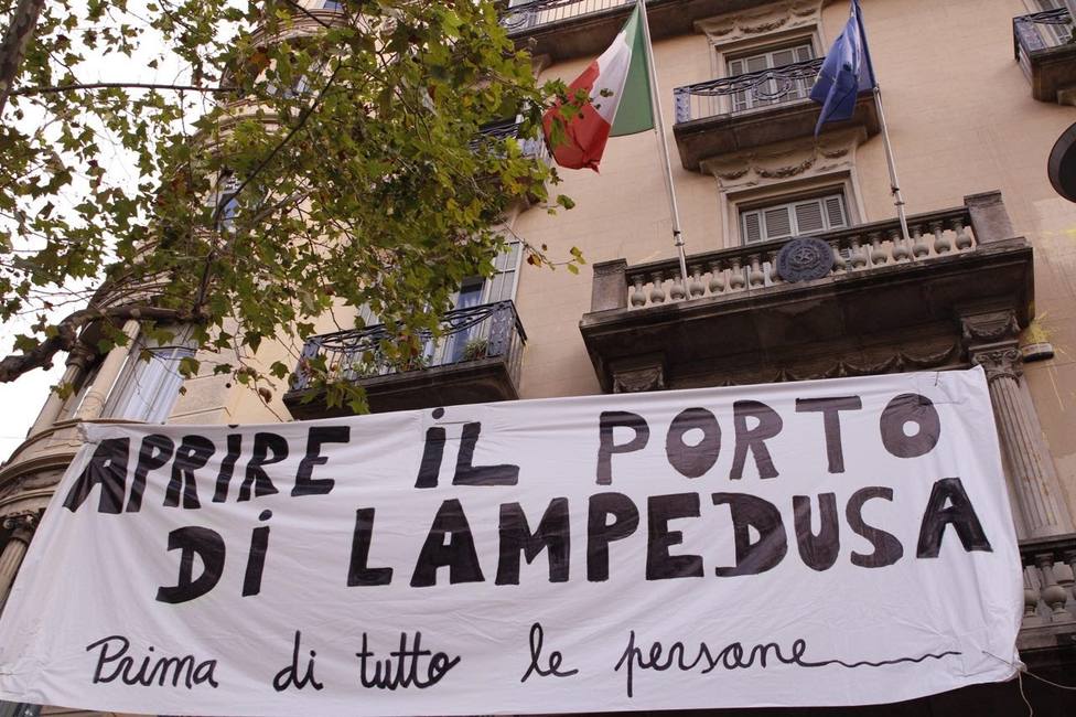 Cuelgan un cartel ante el consulado italiano en Barcelona pidiendo abrir el puerto de Lampedusa