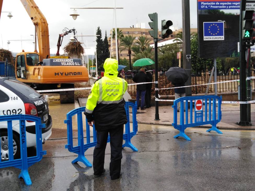 Policia Local corta los puentes del Segura a su paso por Murcia