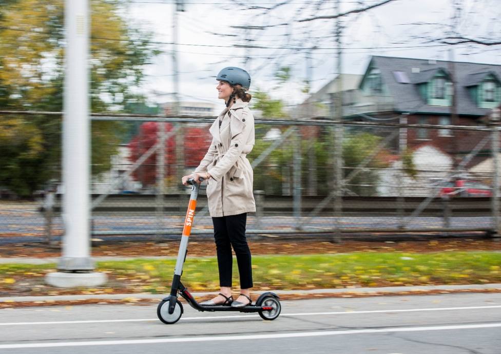 El 10% de conductores de bicicletas y patinetes usa el móvil en el tráfico de forma habitual